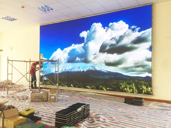 giá màn hình led p2 trong nhà
